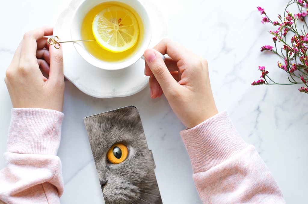 Telefoonhoesje met Pasjes OPPO Reno10 | 10 Pro Britse Korthaar met kat en lemon thee op tafel.