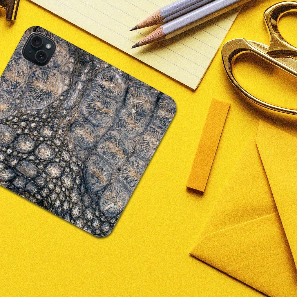 iPhone 15 Plus Hoesje maken Krokodillenprint met gedetailleerde krokodillenhuid op een gele achtergrond.