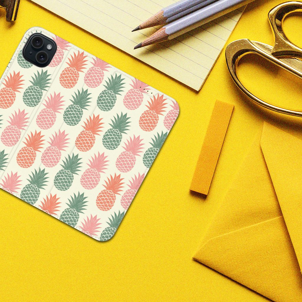 iPhone 15 Plus Flip Style Cover Ananas met een kleurrijk ananaspatroon op een gele achtergrond.
