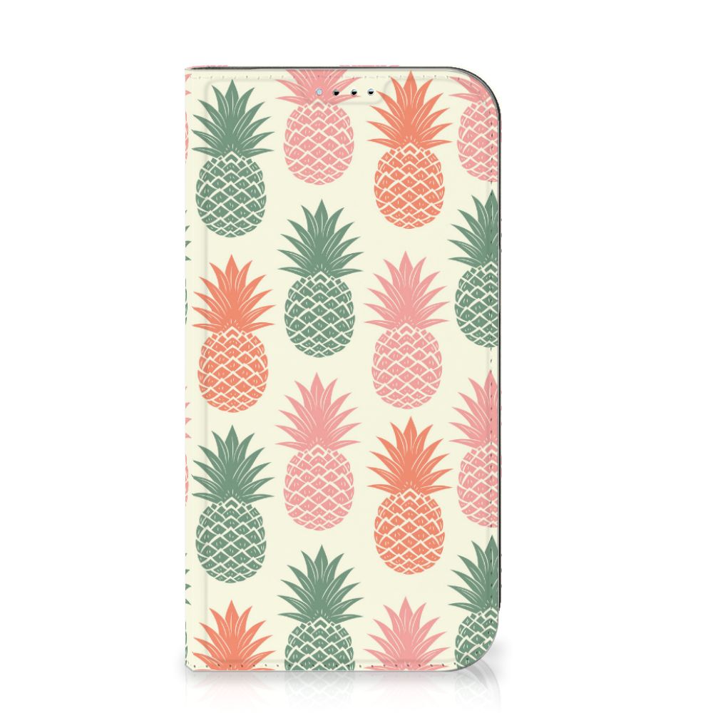 iPhone 15 Flip Style Cover Ananas met kleurrijke ananasprint op een lichte achtergrond đ.