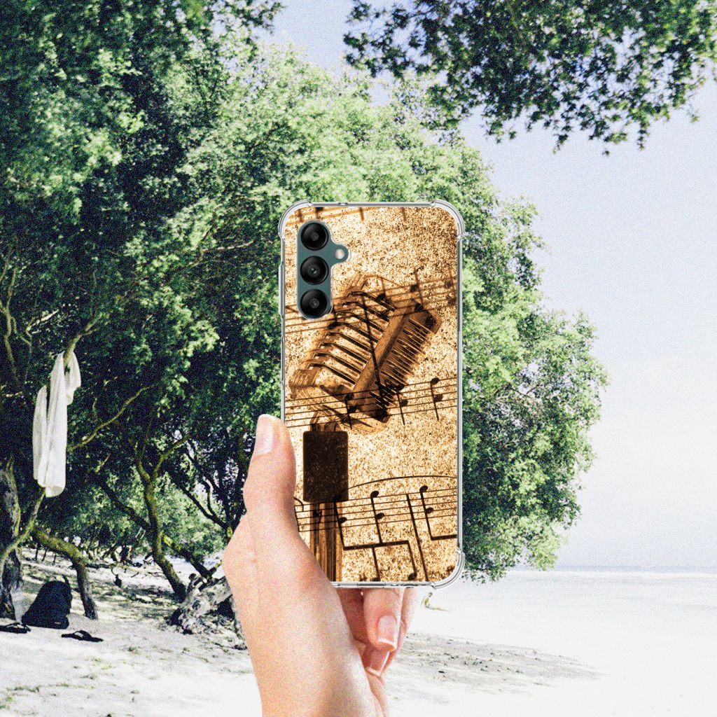 Samsung Galaxy A14 5G/4G Anti-shock Hoesje met foto Bladmuziek in hand op het strand.