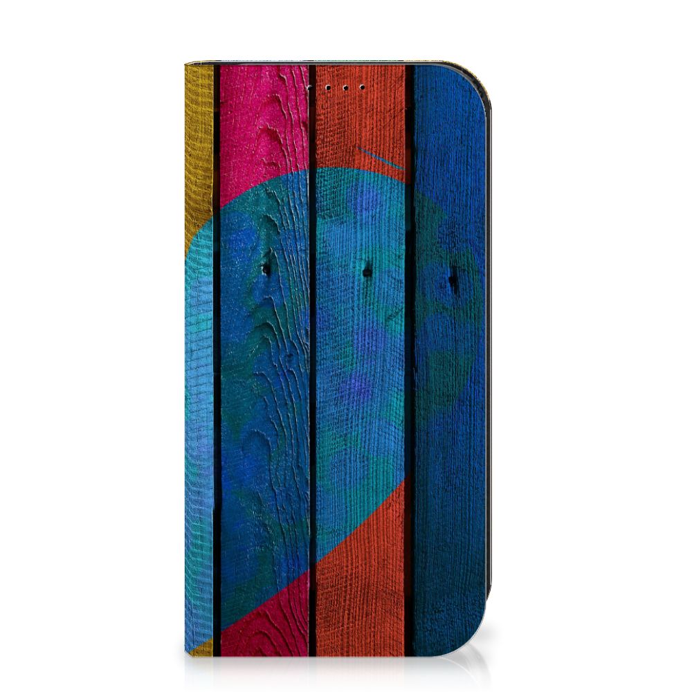 iPhone 15 Pro Book Wallet Case Wood Heart - Cadeau voor je Vriend met kleurrijk design van hout.