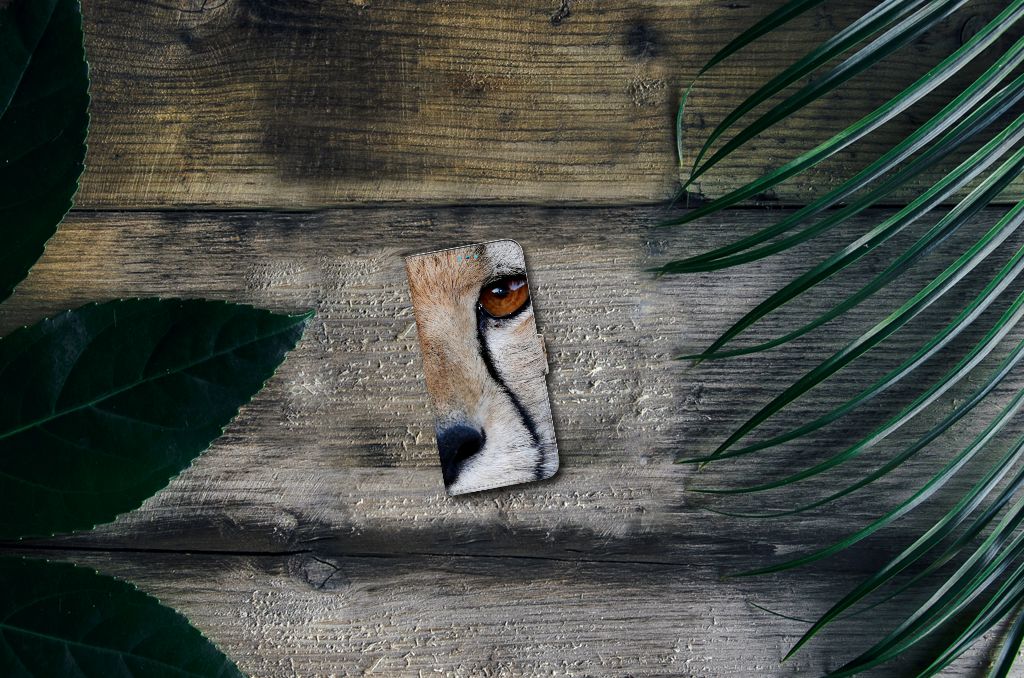 Xiaomi Redmi 10 Telefoonhoesje met Pasjes Cheetah met een close-up van een cheeta op een houten oppervlak.