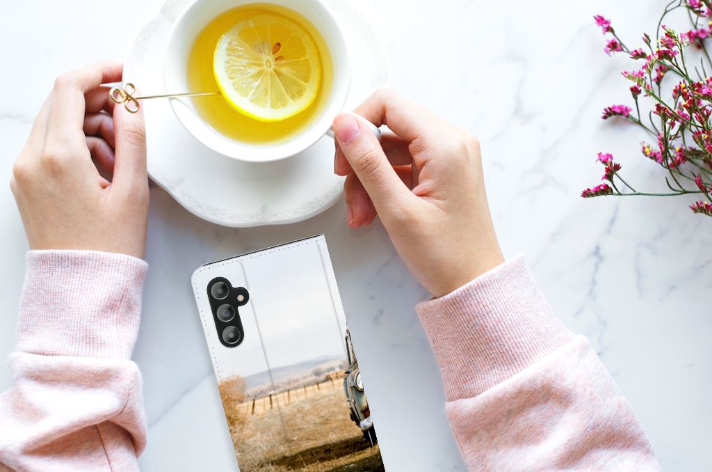 Samsung Galaxy A14 5G Stand Case Vintage Auto met retro design naast een kopje thee.