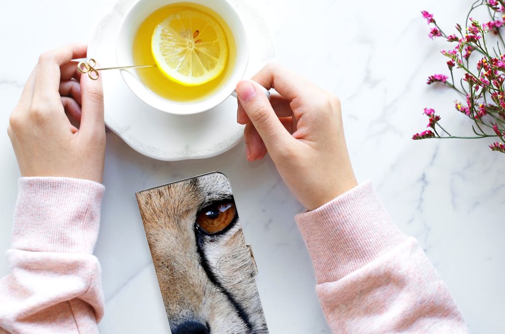 OnePlus Nord CE 2 Lite Telefoonhoesje met Pasjes Cheetah naast een kopje thee met citroen.