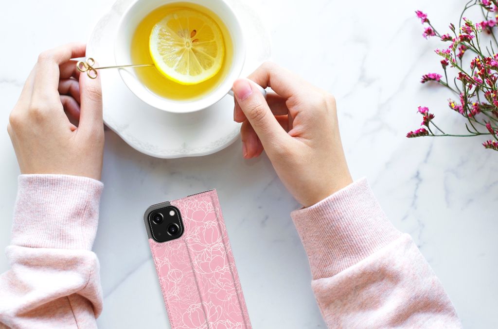 iPhone 13 Mini Smart Cover White Flowers met een kopje thee en citroen in een rustige setting.