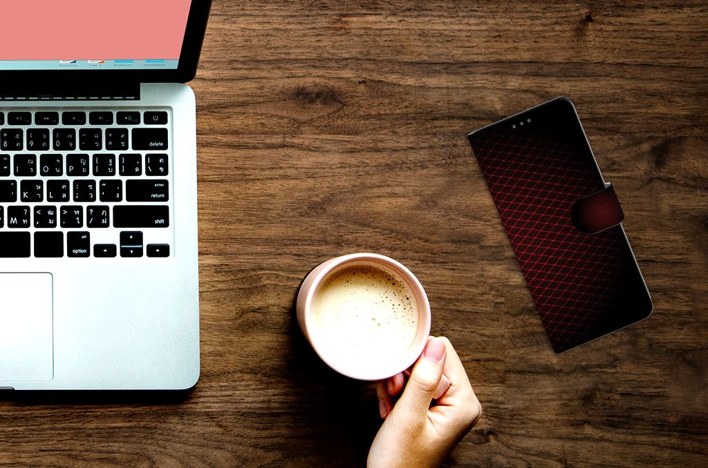 Sony Xperia 5II Telefoon Hoesje Geruit Rood naast laptop en koffie op houten tafel.