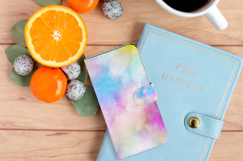 Hoesje Xiaomi 13 Watercolor Light met pastelkleuren, liggen naast fruit en notitieboekje op houten tafel.