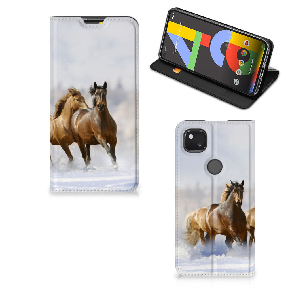 Google Pixel 4a Hoesje maken Paarden met afbeelding van rijdende paarden op een stijlvolle smartphonehoes.