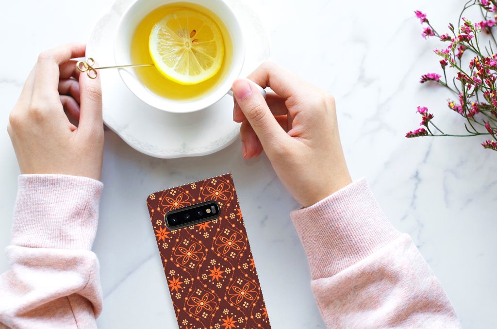 Samsung Galaxy S10 Hoesje met Magneet Batik Brown