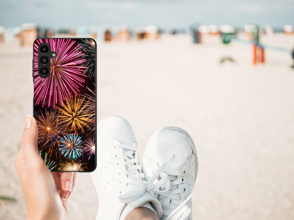 Samsung Galaxy A14 5G GSM Cover Vuurwerk met kleurrijke vuurwerkdesign in handen op het strand.