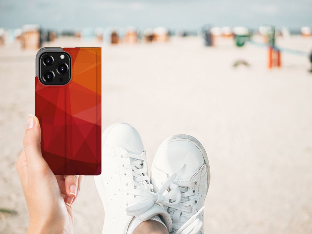 Stand Case voor iPhone 13 Pro Polygon Red met abstracte vormen op een zonnige strandlocatie.