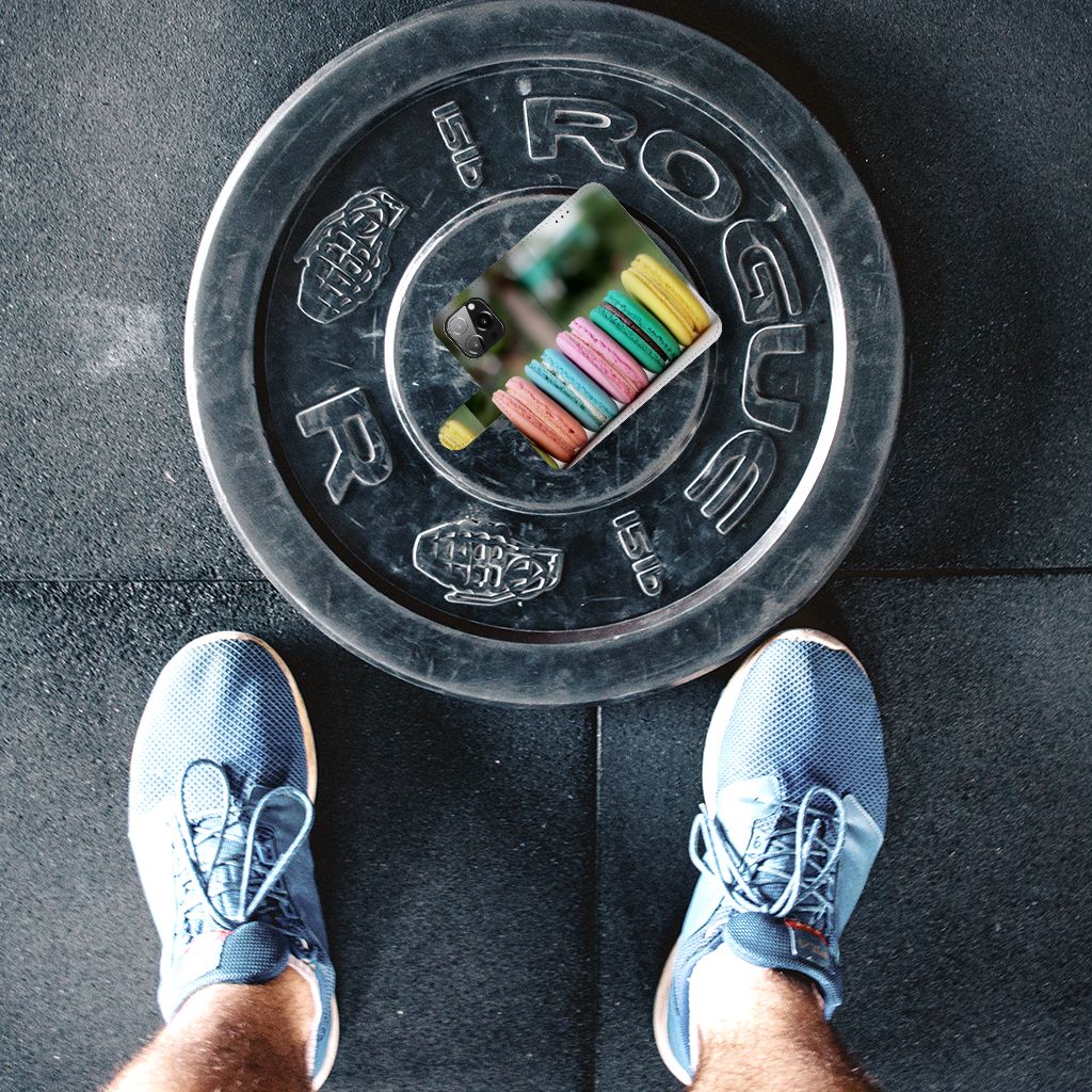 iPhone 13 Pro Book Cover Macarons op een gewichtsschijf in de sportschool met sportieve schoenen eromheen.