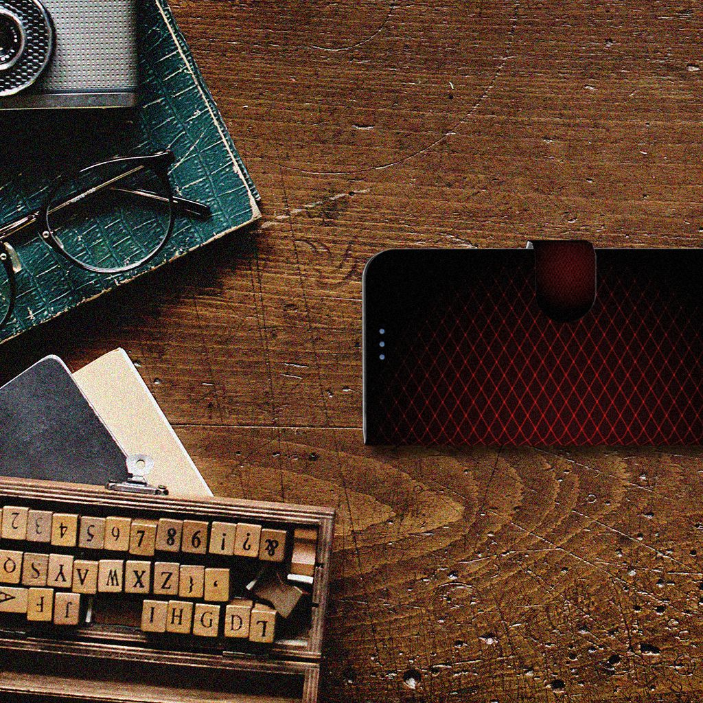 Xiaomi 11 Lite 5G NE | Mi 11 Lite Telefoon Hoesje Geruit Rood op een houten tafel met accessoires.