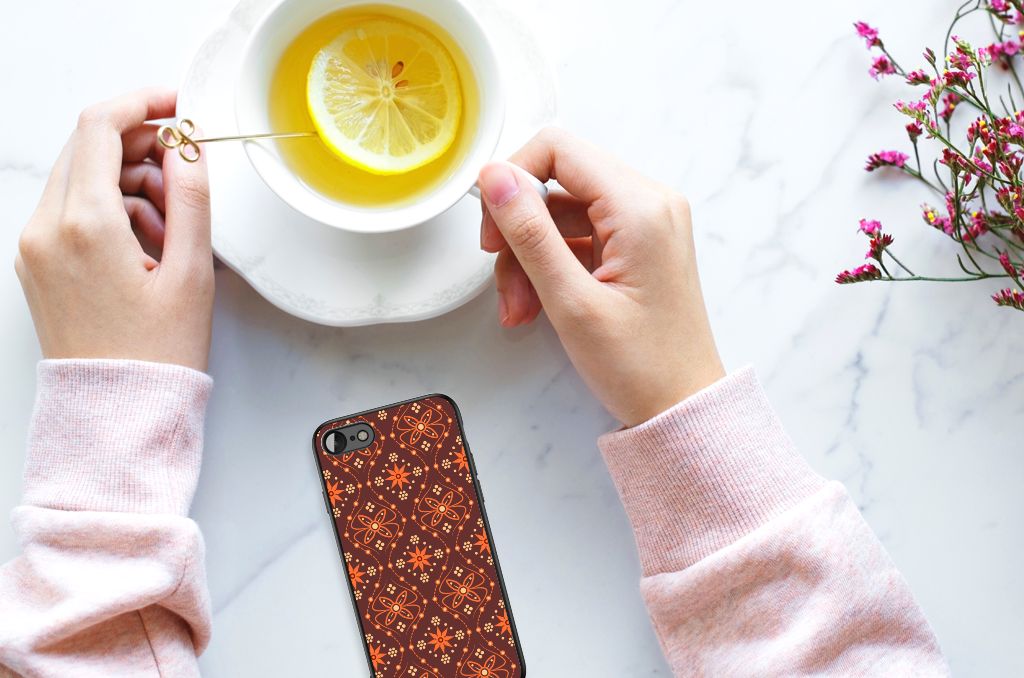 iPhone SE 2022 | SE 2020 | 7/8 Back Case Batik Brown next to a cup of tea and lemon.