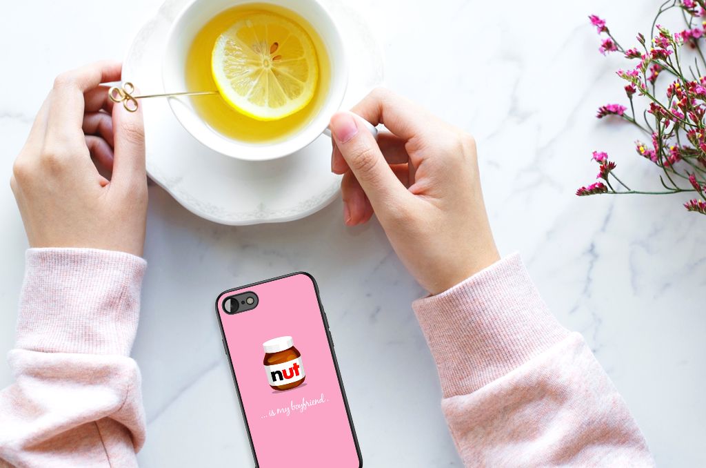 iPhone SE 2022 | SE 2020 | 7/8 Back Cover Hoesje Nut Boyfriend with hands holding a cup of tea and lemon