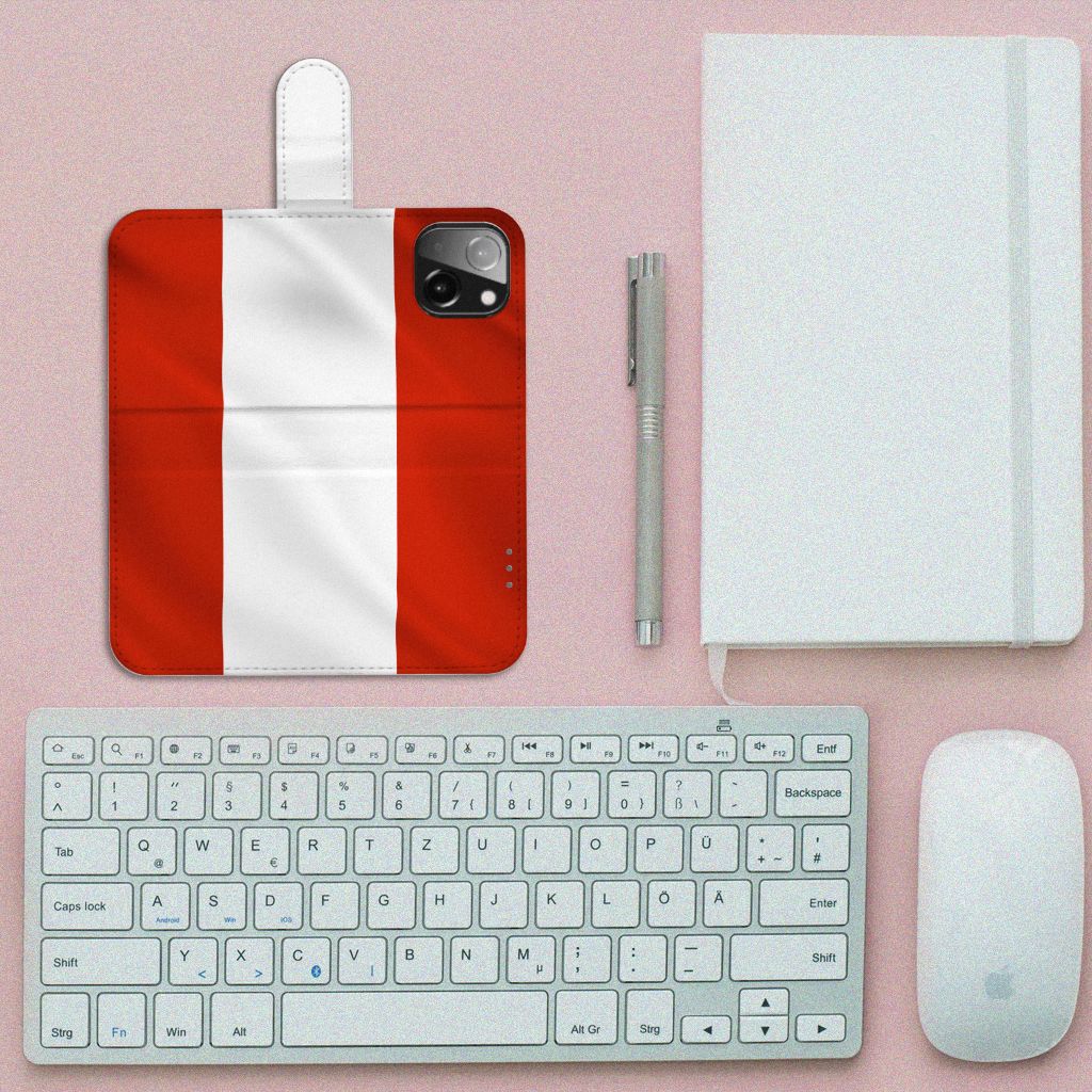 iPhone 13 Mini Bookstyle Case Oostenrijk met Oostenrijkse vlag op een bureau met toetsenbord en notitieboek.