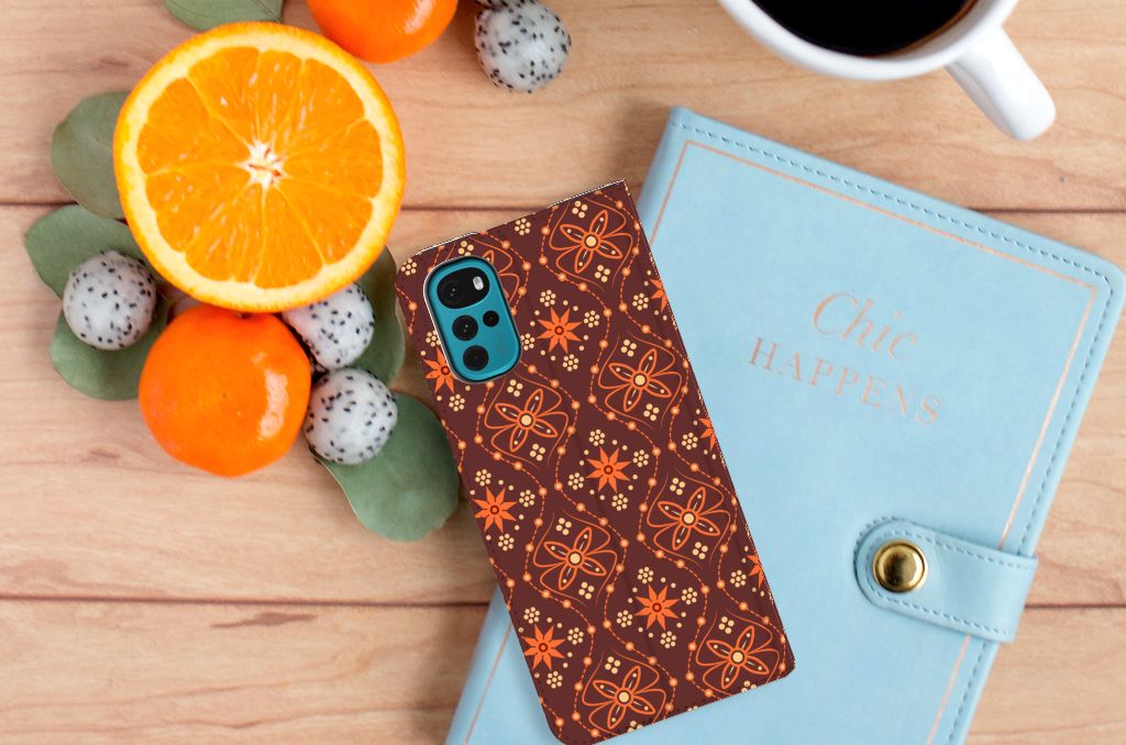 Motorola Moto G22 Hoesje met Magneet Batik Brown - B2C Telecom