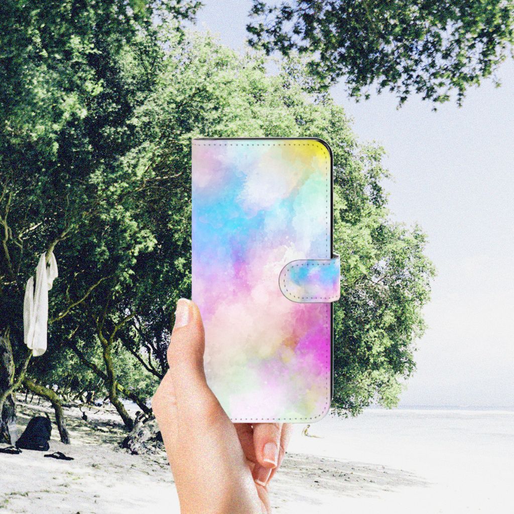 Hoesje Samsung Galaxy A34 Watercolor Light in pastelkleuren, uniek design in hand op een strand.