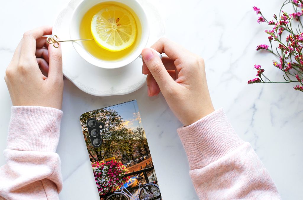 Samsung Galaxy A14 4G Book Cover Amsterdamse Grachten en een kop thee met citroen.
