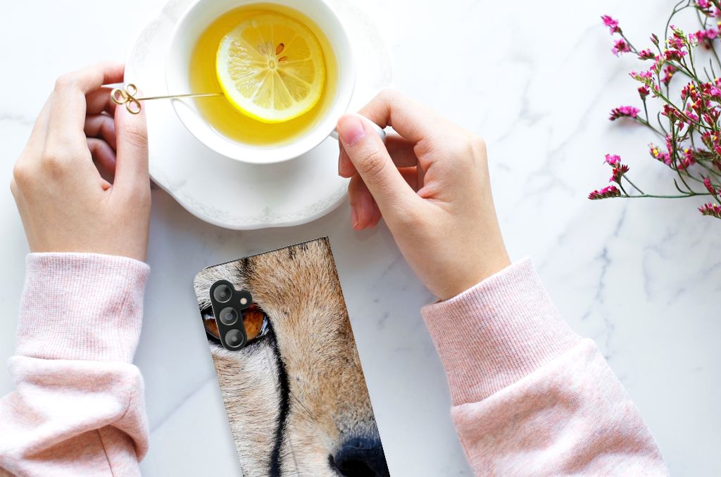 Samsung Galaxy A14 5G Hoesje maken Cheetah met close-up van cheetah print naast een kopje thee.