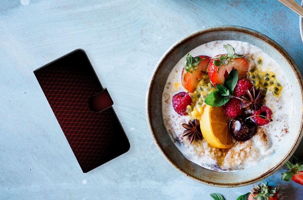 Samsung Galaxy M54 Telefoon Hoesje Geruit Rood naast een kom met fruit en yoghurt op een tafel.