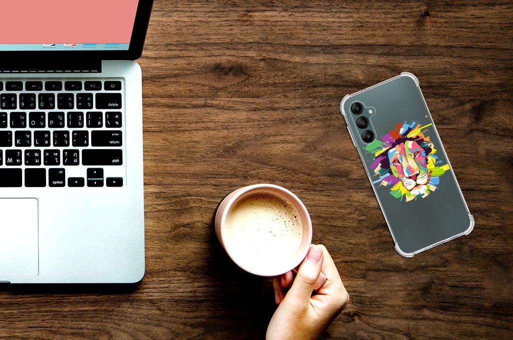 Samsung Galaxy A14 5G/4G Stevig Bumper Hoesje Lion Color op een bureau met laptop en kop koffie.