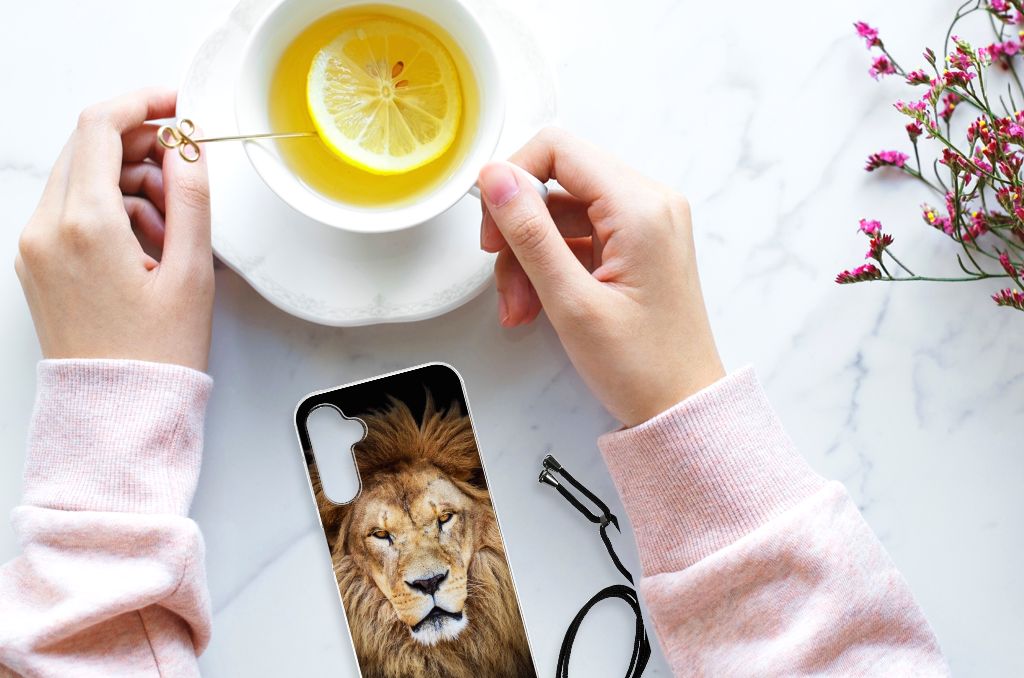 Samsung Galaxy A14 5G Case Anti-shock Leeuw met een afbeelding van een leeuw en een kop thee.