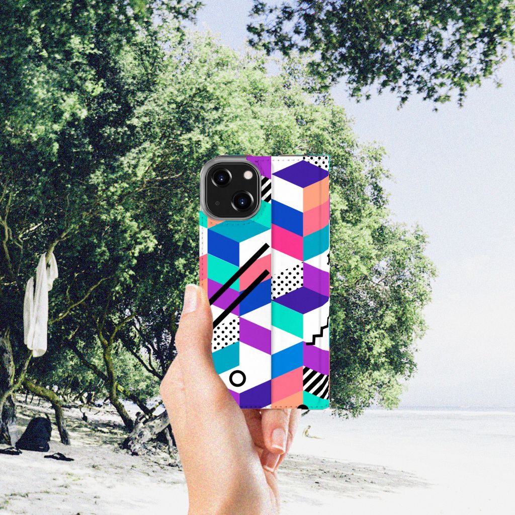 iPhone 14 Stand Case Blokken Kleurrijk met abstracte blokken en felle kleuren in handen op het strand đ.