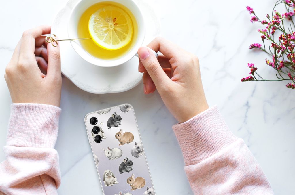 TPU Hoesje voor Samsung Galaxy A14 5G Konijntjes met schattige konijnen op een tafel naast een kop thee.