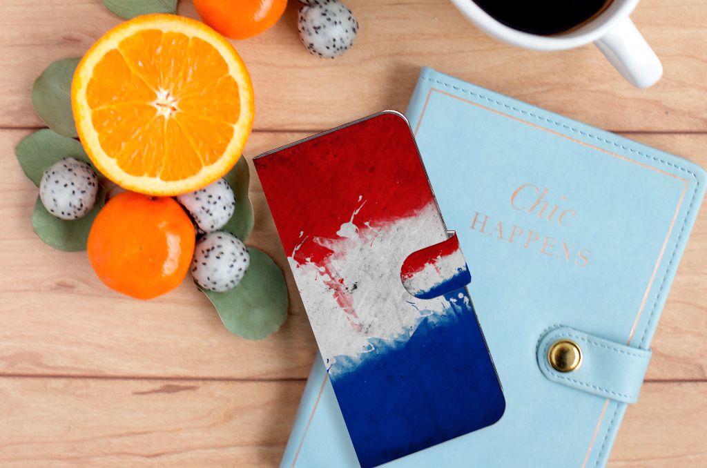Xiaomi Redmi 10C Bookstyle Case Nederland met artistieke Nederlandse vlag, gelegen naast fruit en een notitieboekje.