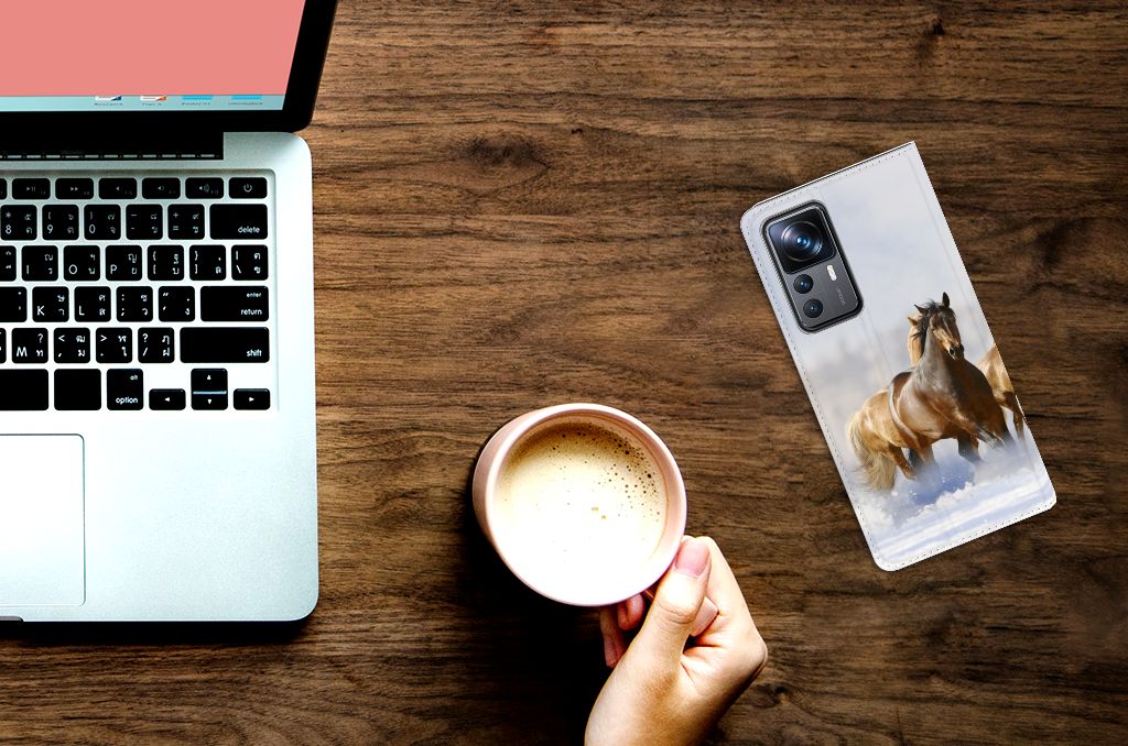 Xiaomi 12T | 12T Pro Hoesje maken Paarden op een bureau met laptop en koffie.
