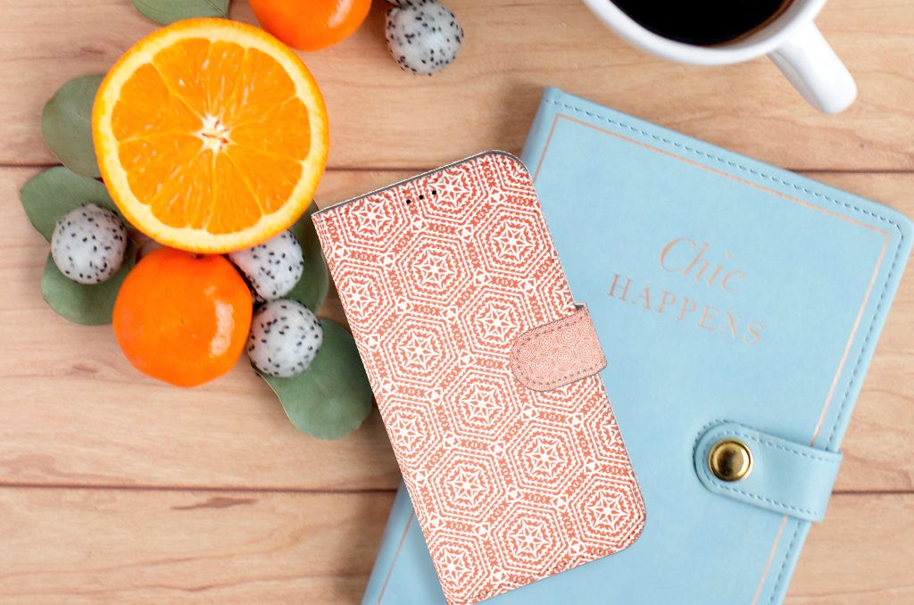 iPhone 14 Plus Telefoon Hoesje Pattern Orange met een stijlvol oranje patroon op een houten tafel.