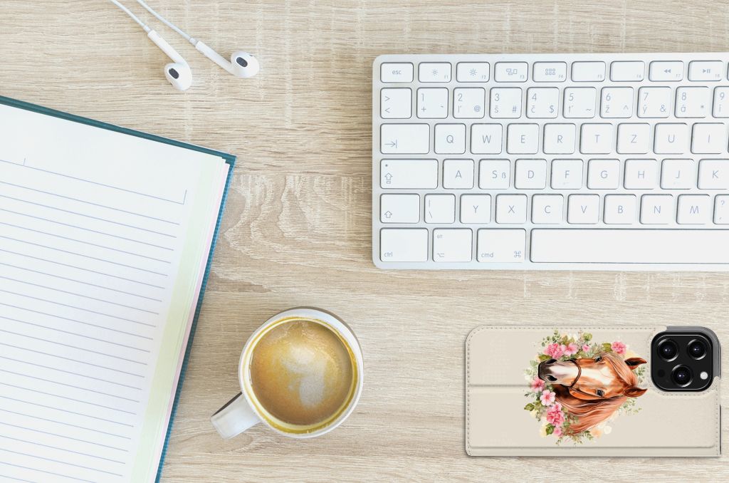 Hoesje maken voor iPhone 13 Pro Max Paard met bloemen, geplaatst op een bureau met koffie en kantoorbenodigdheden.