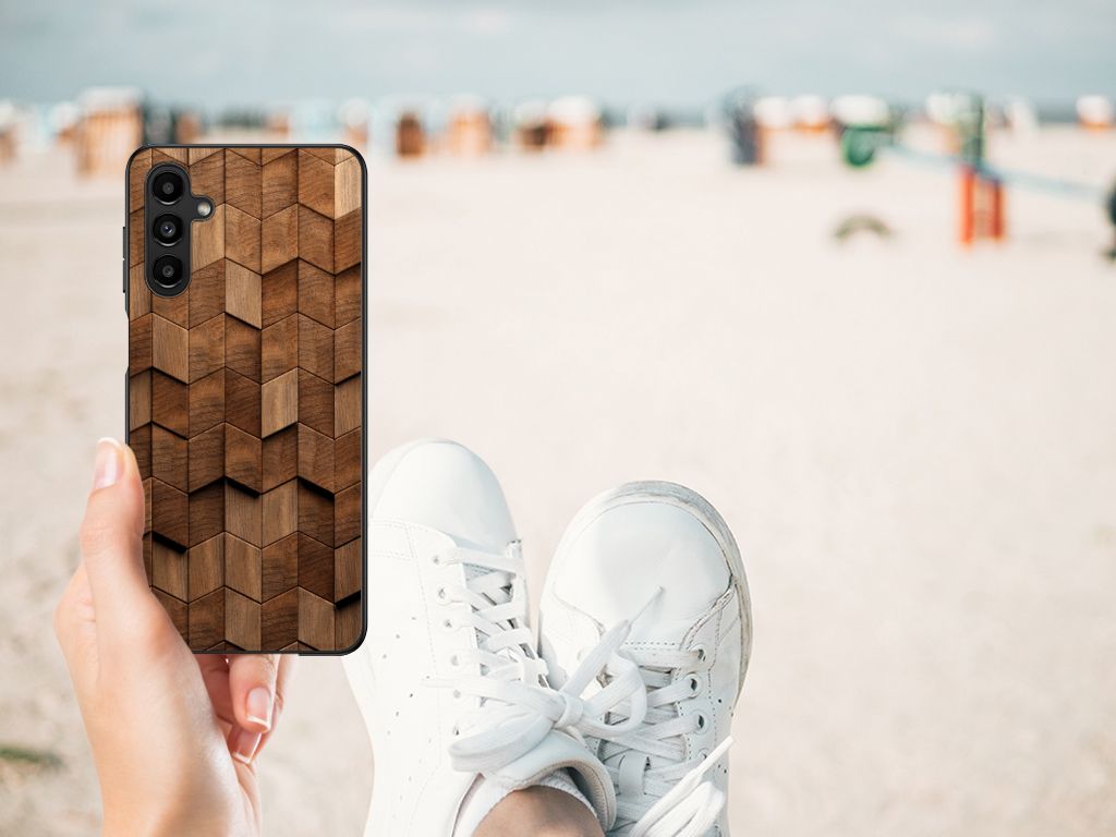 Houten Print Telefoonhoesje voor Samsung Galaxy A14 5G Wooden Cubes in hand op het strand met sneakers.