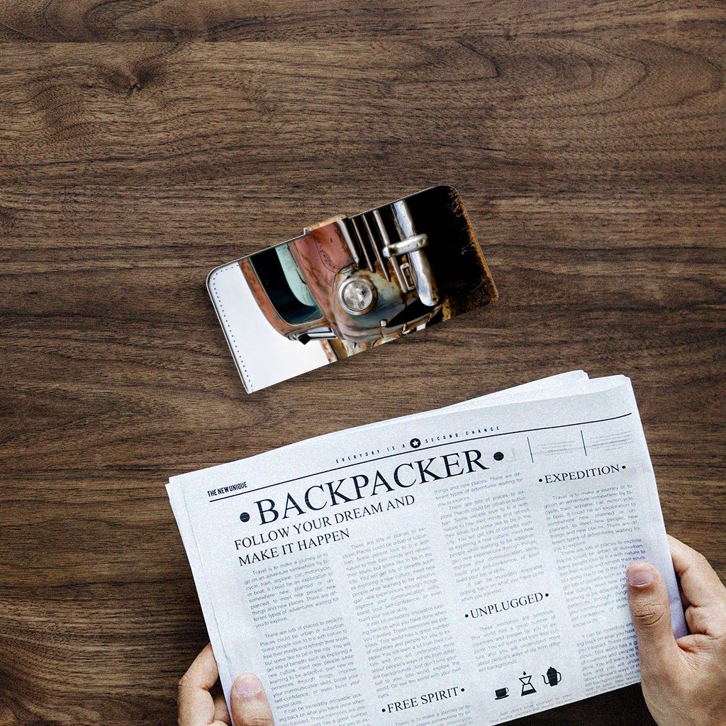 Samsung Galaxy A14 4G Telefoonhoesje met foto Vintage Auto op een houten tafel met een krant.