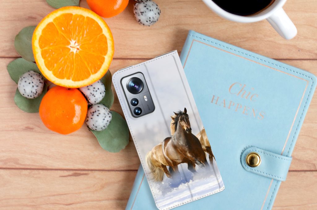 Xiaomi 12 Pro Hoesje maken Paarden met paardenprint op een houten tafel met fruit en een notitieboek.