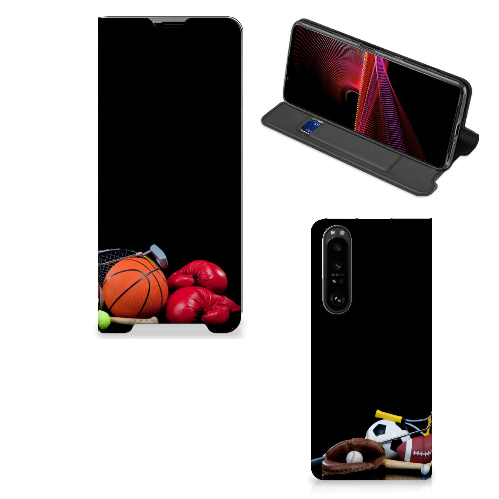 Sony Xperia 1 III Hippe Standcase Sports met diverse sportapparel zoals basketballen en bokshandschoenen.