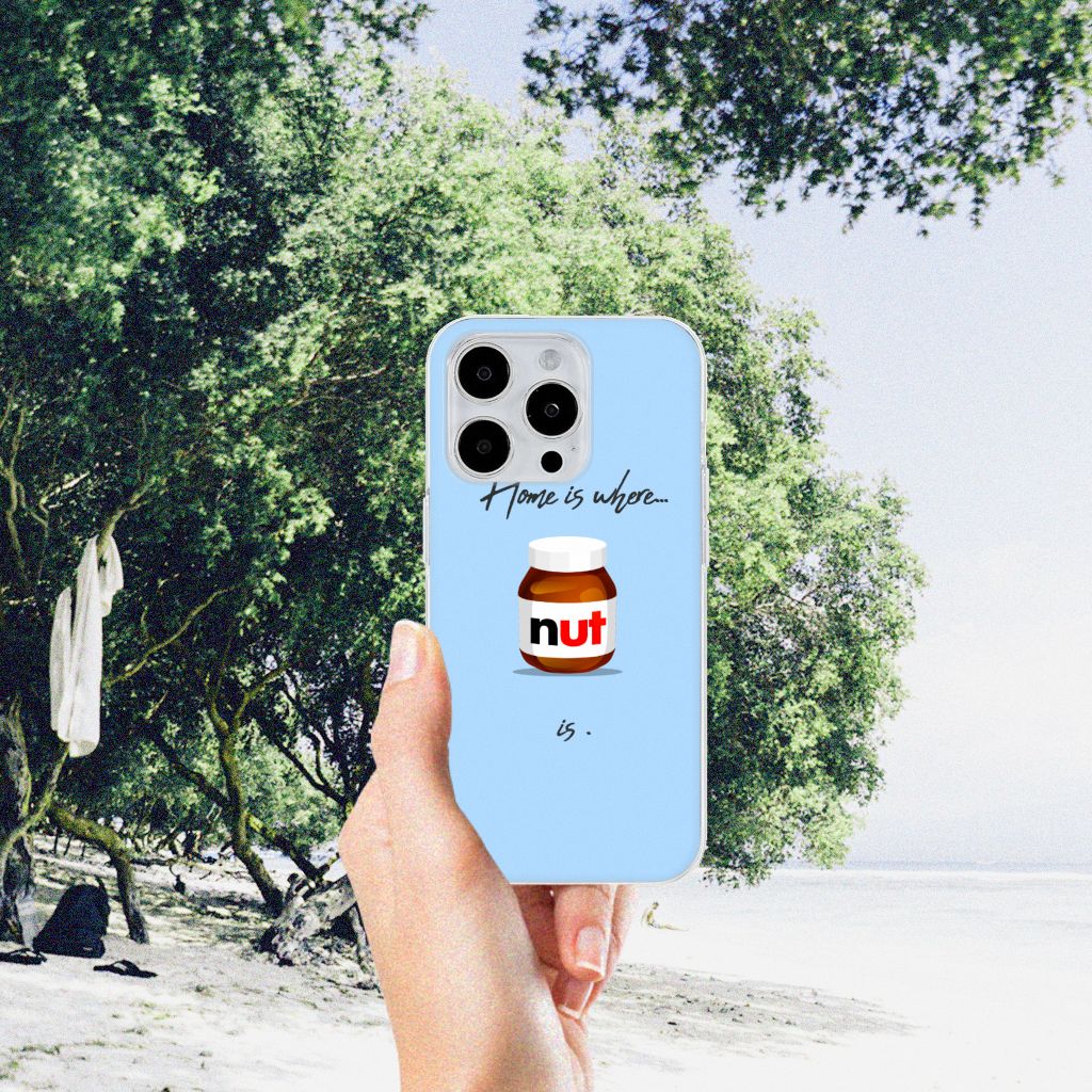 iPhone 15 Pro Max Siliconen Case Nut Home met chocoladepasta illustratie op een blauwe achtergrond đ.