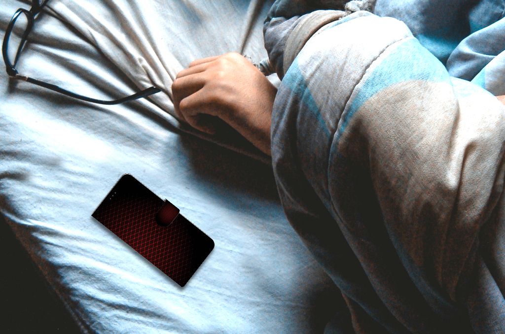 Motorola Moto E7i Power | E7 Power Telefoon Hoesje Geruit Rood op bed met de hand en bril in de buurt