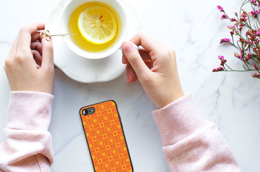 iPhone SE 2022 | SE 2020 | 7/8 Back Case Batik Oranje bij een kopje thee met citroen op een tafel.
