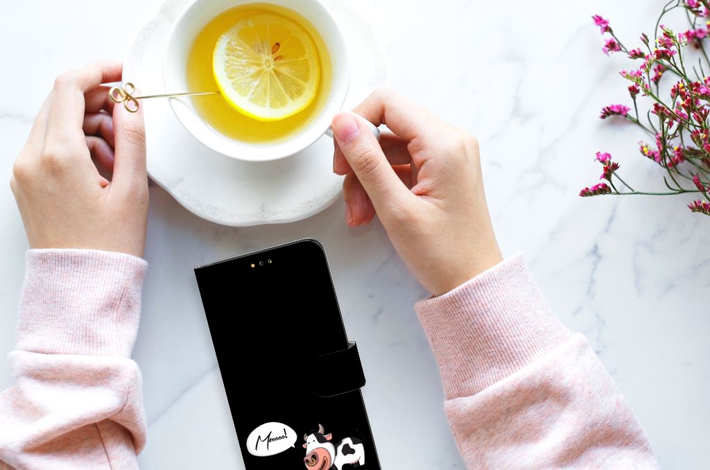 Samsung Galaxy A14 5G Leuk Hoesje Cow op een tafel met een kopje thee en schijfjes citroen