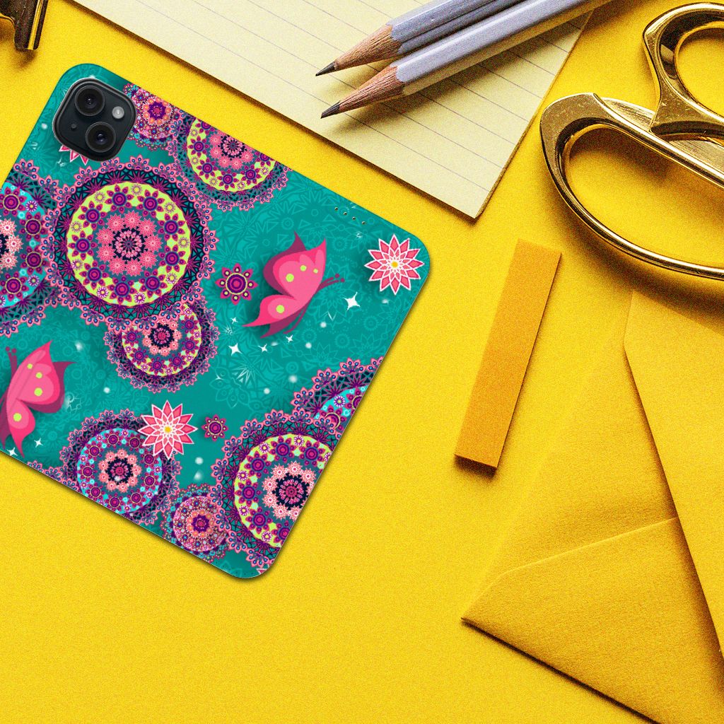 iPhone 15 Plus Bookcase Cirkels en Vlinders met kleurrijke mandala's en schattige vlinders đĻ op een gele achtergrond.