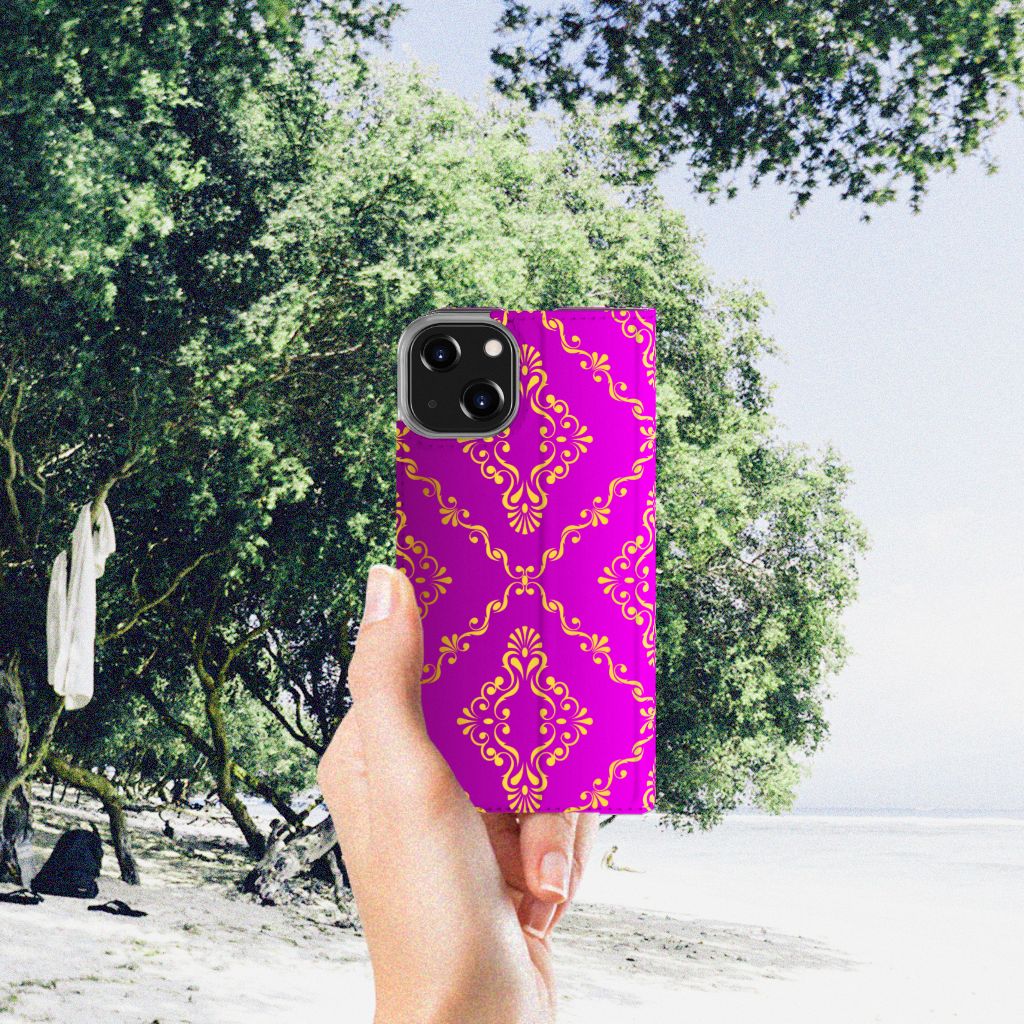 Telefoon Hoesje iPhone 14 Barok Roze met roze barok achtergrond in hand bij het strand đ´