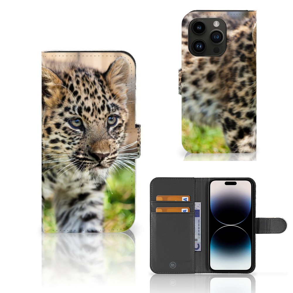 iPhone 15 Pro Telefoonhoesje met Pasjes Baby Luipaard met schattig luipaard welpje op de voorkant.