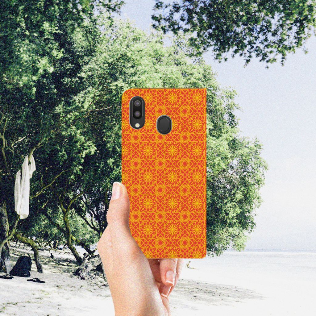 Samsung Galaxy M20 Hoesje met Magneet Batik Oranje