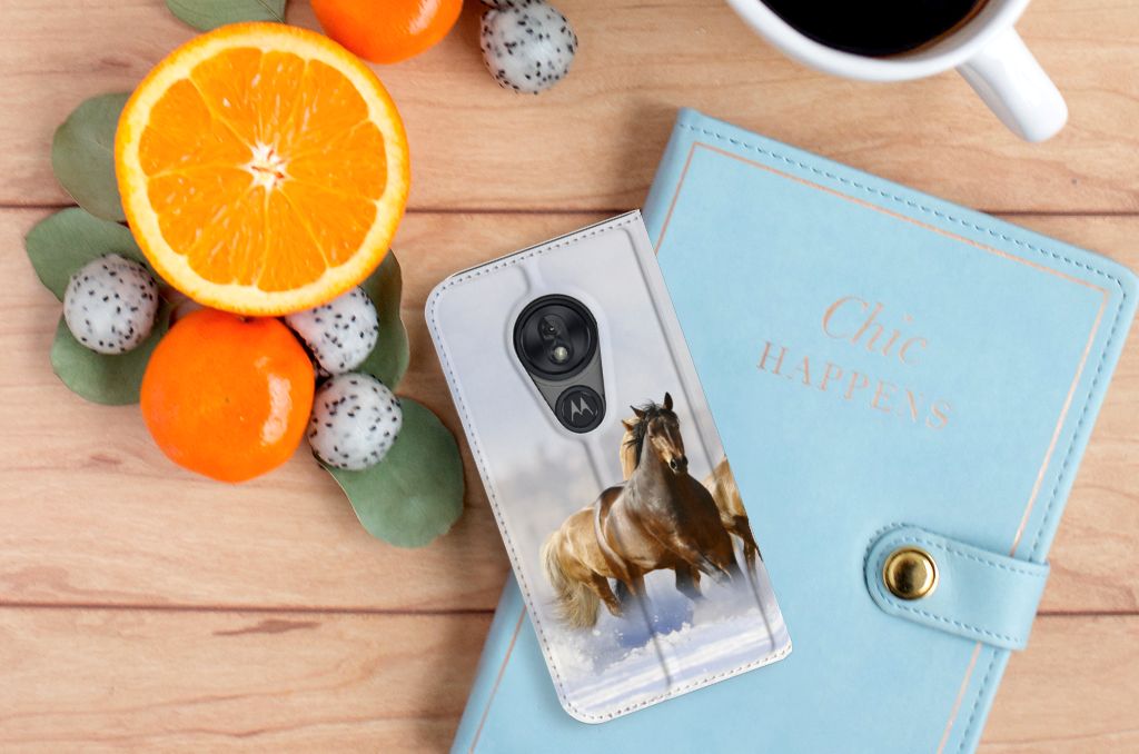 Motorola Moto G7 Play Hoesje maken Paarden met paard print op een houten tafel met fruit en een notitieboek.