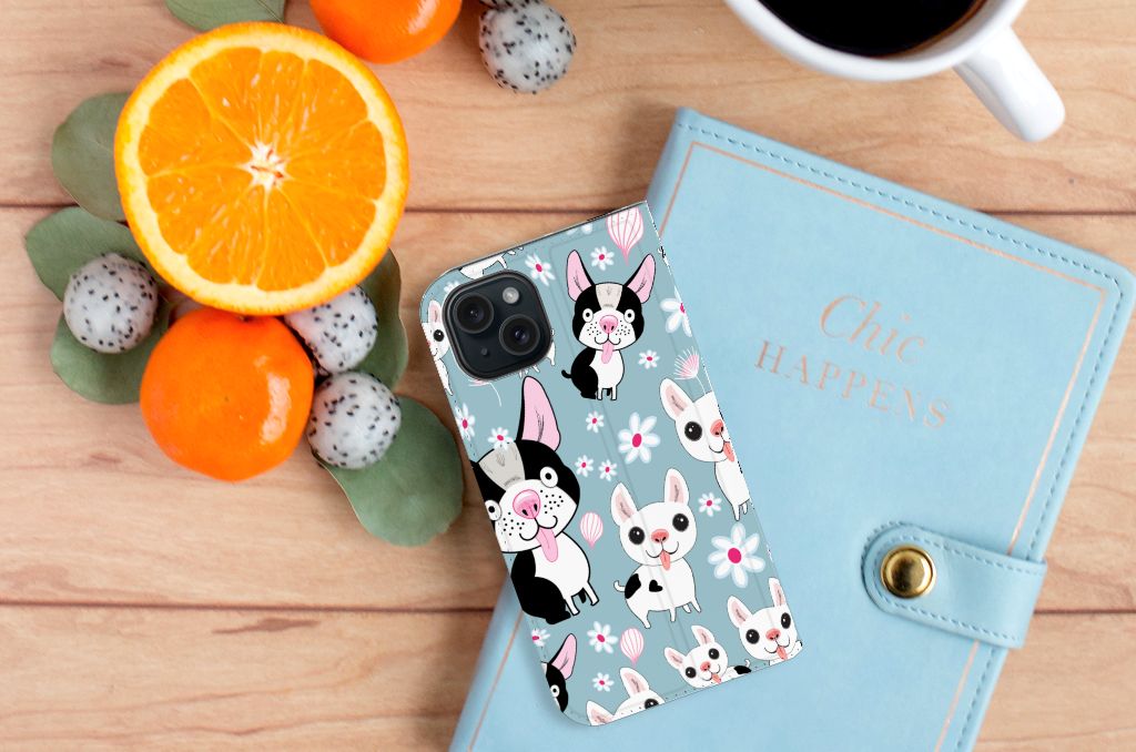 iPhone 15 Hoesje maken Hondjes met kleurrijke hondjes op een achtergrond van fruit en een notitieboekje đ.