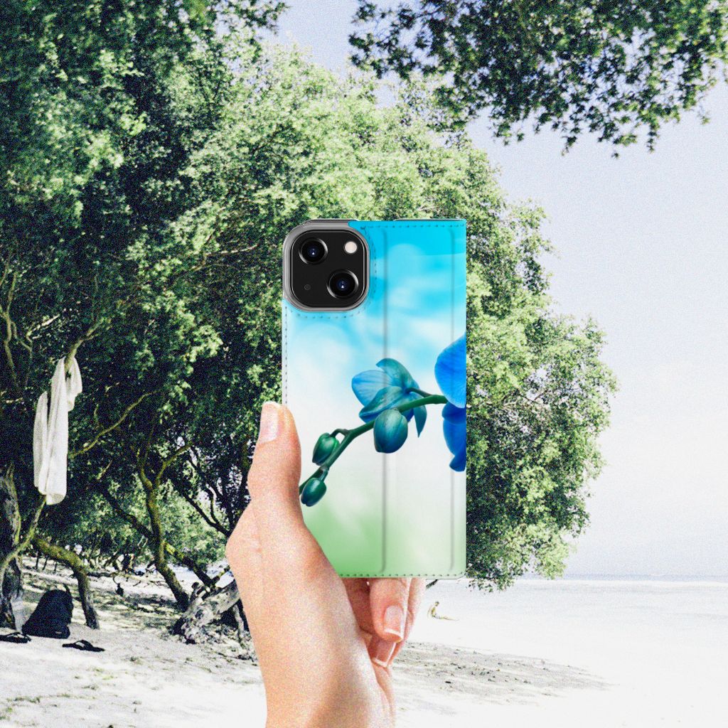 iPhone 14 Smart Cover Orchidee Blauw - Cadeau voor je Moeder met elegante orchidee op prachtige achtergrond đ¸
