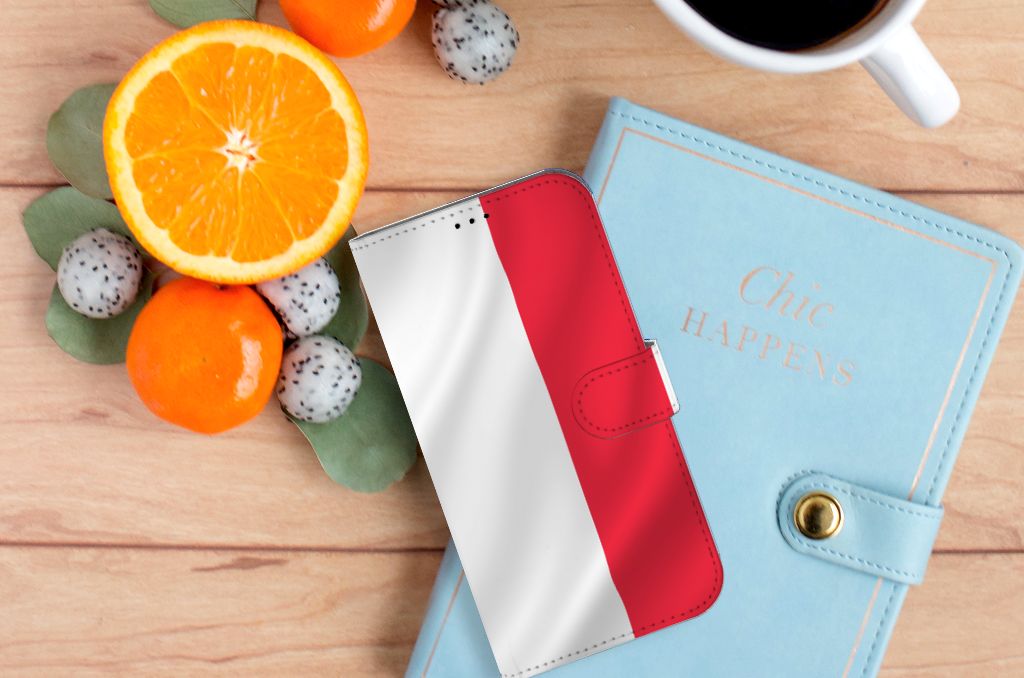 iPhone 14 Plus Bookstyle Case Frankrijk met vlagontwerp, omringd door fruit en een notitieboek.